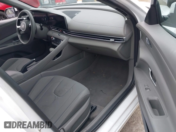 2024 Hyundai Elantra SEL z VIN KMHLM4DG6RU697014, wystawiony jako IAAI lot #42441346 z przebiegiem 28 771 mil mil oraz . Historia ofert i sprzedaży dostępna na DreamBid. Obrazek 5.