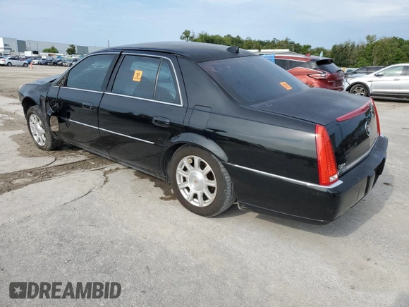 2010 Cadillac DTS 1SA z VIN 1G6KA5EY1AU116600, wystawiony jako Copart lot #71453974 z przebiegiem 111 626 mil mil oraz Szkoda całkowita • Salvage title. Historia ofert i sprzedaży dostępna na DreamBid. Obrazek 2.