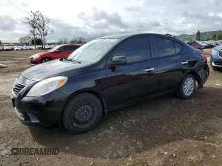 2012 Nissan Versa SV z VIN 3N1CN7AP0CL913015, wystawiony jako Copart lot #50840215 z przebiegiem 105 634 mil mil oraz Szkoda całkowita • Salvage title. Historia ofert i sprzedaży dostępna na DreamBid. Obrazek 1.