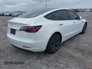2021 Tesla Model 3 Long Range z VIN 5YJ3E1EB7MF979988, wystawiony jako IAAI lot #40893463 z przebiegiem 38 230 mil mil oraz . Historia ofert i sprzedaży dostępna na DreamBid. Obrazek 4.