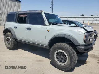 2021 Ford Bronco z VIN 1FMEE5DP1MLB07165, wystawiony jako Copart lot #59050885 z przebiegiem 49 044 mil mil oraz Szkoda całkowita • Salvage title. Historia ofert i sprzedaży dostępna na DreamBid. Obrazek 4.