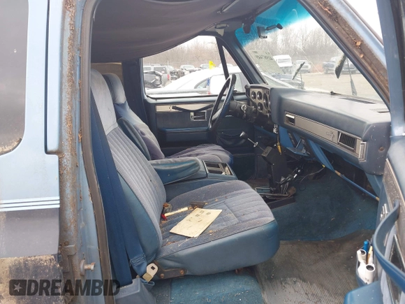 1984 Chevrolet Suburban z VIN 1G8FK16C6EF130150, wystawiony jako IAAI lot #41987449 z przebiegiem 91 357 mil mil oraz . Historia ofert i sprzedaży dostępna na DreamBid. Obrazek 5.