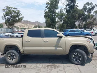 2017 Toyota Tacoma SR5 z VIN 3TMAZ5CN8HM039863, wystawiony jako IAAI lot #42384198 z przebiegiem 53 142 mil mil oraz . Historia ofert i sprzedaży dostępna na DreamBid. Obrazek 14.