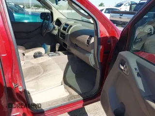 2008 Nissan Frontier SE z VIN 1N6AD07UX8C445256, wystawiony jako IAAI lot #42268253 z przebiegiem 174 692 mil mil oraz . Historia ofert i sprzedaży dostępna na DreamBid. Obrazek 5.