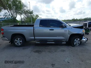 2017 Toyota Tundra SR5 z VIN 5TFRW5F10HX221961, wystawiony jako IAAI lot #42178312 z przebiegiem 54 904 mil mil oraz . Historia ofert i sprzedaży dostępna na DreamBid. Obrazek 13.