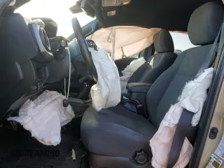2019 Toyota Tacoma SR z VIN 5TFCZ5AN8KX171793, wystawiony jako Copart lot #57907015 z przebiegiem 96 925 mil mil oraz Szkoda całkowita • Salvage title. Historia ofert i sprzedaży dostępna na DreamBid. Obrazek 7.