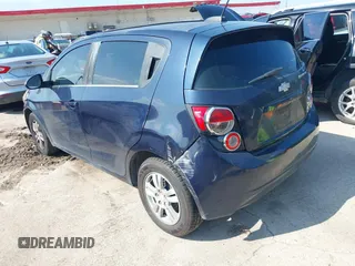 2016 Chevrolet Sonic LT z VIN 1G1JC6SH1G4121018, wystawiony jako IAAI lot #42501319 z przebiegiem 146 008 mil mil oraz . Historia ofert i sprzedaży dostępna na DreamBid. Obrazek 3.