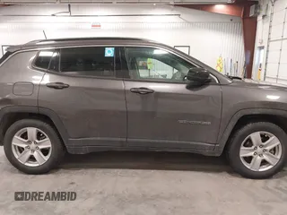 2022 Jeep Compass Latitude z VIN 3C4NJCBB1NT228814, wystawiony jako IAAI lot #41420501 z przebiegiem 36 993 mil mil oraz . Historia ofert i sprzedaży dostępna na DreamBid. Obrazek 13.