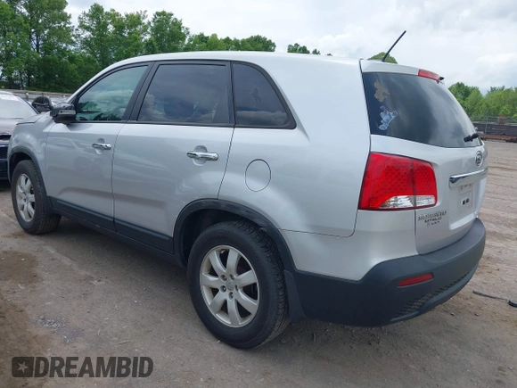 2012 Kia Sorento LX z VIN 5XYKT4A15CG232252, wystawiony jako IAAI lot #42168437 z przebiegiem 118 540 mil mil oraz . Historia ofert i sprzedaży dostępna na DreamBid. Obrazek 3.