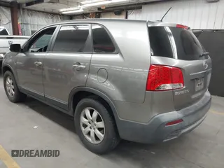 2013 Kia Sorento LX с VIN 5XYKT4A11DG418520, выставлен на аукционе IAAI как лот 42666037 с пробегом 179 798 миль миль и . История ставок и продаж доступна на DreamBid. Изображение 3.