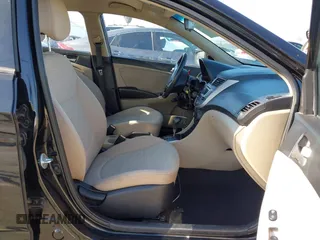 2016 Hyundai Accent SE z VIN KMHCT4AE9GU085523, wystawiony jako IAAI lot #42208002 z przebiegiem 94 653 mil mil oraz . Historia ofert i sprzedaży dostępna na DreamBid. Obrazek 5.