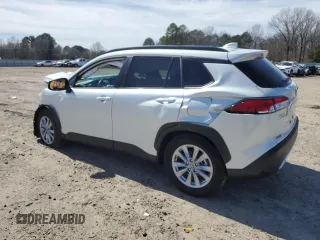 2023 Toyota Corolla Cross LE z VIN 7MUCAAAG5PV052829, wystawiony jako Copart lot #47858245 z przebiegiem 8490 mil mil oraz Szkody całkowita. Historia ofert i sprzedaży dostępna na DreamBid. Obrazek 2.