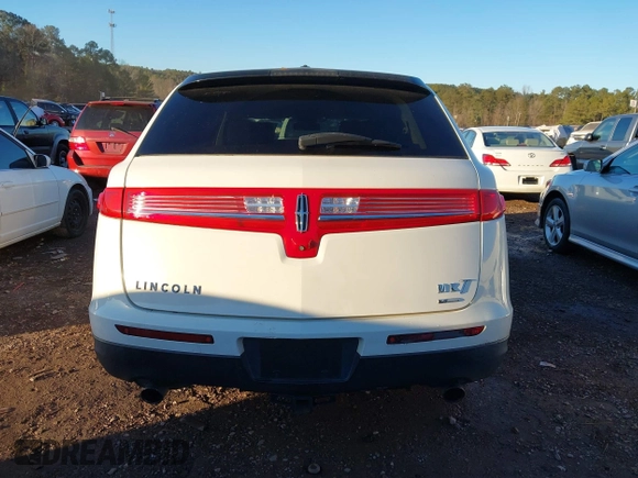 2014 Lincoln MKT EcoBoost z VIN 2LMHJ5AT4EBL52249, wystawiony jako IAAI lot #41347712 z przebiegiem 110 370 mil mil oraz . Historia ofert i sprzedaży dostępna na DreamBid. Obrazek 16.