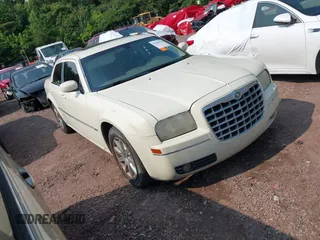 2008 Chrysler 300 Touring z VIN 2C3LA53G28H281603, wystawiony jako IAAI lot #42386641 z przebiegiem 230 443 mil mil oraz . Historia ofert i sprzedaży dostępna na DreamBid. Obrazek 1.
