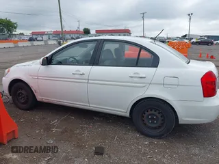 2011 Hyundai Accent GLS z VIN KMHCN4AC7BU609303, wystawiony jako IAAI lot #42523271 z przebiegiem 157 830 mil mil oraz . Historia ofert i sprzedaży dostępna na DreamBid. Obrazek 6.