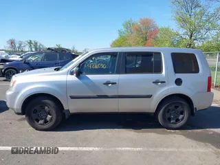 2011 Honda Pilot LX with VIN 5FNYF4H26BB100266, listed as a IAAI auction lot 42111030 with 262,955 mi miles. Bid and sale history available at carsss.com. Image 14.