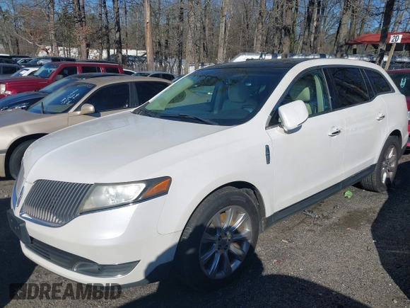 2014 Lincoln MKT EcoBoost z VIN 2LMHJ5ATXEBL53521, wystawiony jako IAAI lot #41581330 z przebiegiem 302 604 mil mil oraz . Historia ofert i sprzedaży dostępna na DreamBid. Obrazek 17.