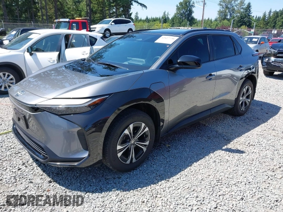 2024 Toyota bZ4X XLE z VIN JTMABACA5RA070254, wystawiony jako IAAI lot #42427736 z przebiegiem 5 718 mil mil oraz . Historia ofert i sprzedaży dostępna na DreamBid. Obrazek 2.