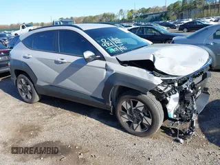 2024 Hyundai Kona SEL z VIN KM8HBCAB9RU138149, wystawiony jako IAAI lot #42134989 z przebiegiem 12 974 mil mil oraz . Historia ofert i sprzedaży dostępna na DreamBid. Obrazek 1.