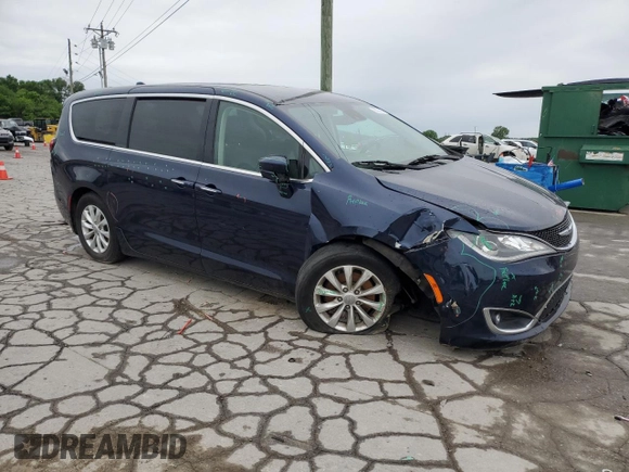 2019 Chrysler Pacifica Touring Plus z VIN 2C4RC1FG7KR700776, wystawiony jako Copart lot #55738835 z przebiegiem 113 502 mil mil oraz Szkoda całkowita • Salvage title. Historia ofert i sprzedaży dostępna na DreamBid. Obrazek 4.