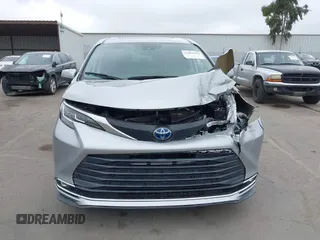 2021 Toyota Sienna XLE with VIN 5TDYRKEC6MS069690, listed as a IAAI auction lot 41841252 with 56,632 mi miles. Bid and sale history available at carsss.com. Image 12.