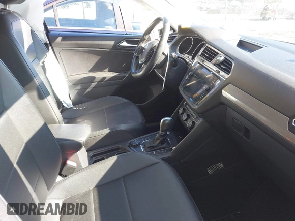 2018 Volkswagen Tiguan SEL z VIN 3VV2B7AX9JM142564, wystawiony jako IAAI lot #40630666 z przebiegiem 86 040 mil mil oraz . Historia ofert i sprzedaży dostępna na DreamBid. Obrazek 5.
