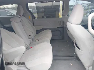 2014 Toyota Sienna LE AAS z VIN 5TDKK3DC2ES519967, wystawiony jako IAAI lot #41863397 z przebiegiem 124 130 mil mil oraz . Historia ofert i sprzedaży dostępna na DreamBid. Obrazek 8.