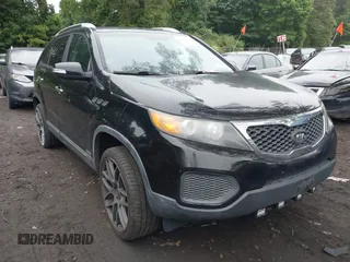 2012 Kia Sorento LX z VIN 5XYKTDA20CG218154, wystawiony jako IAAI lot #42428383 z przebiegiem 126 889 mil mil oraz . Historia ofert i sprzedaży dostępna na DreamBid. Obrazek 1.