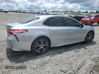 2020 Toyota Camry SE z VIN 4T1G11AK3LU928461, wystawiony jako Copart lot #56128885 z przebiegiem 103 559 mil mil oraz Szkoda całkowita • Salvage title. Historia ofert i sprzedaży dostępna na DreamBid. Obrazek 3.