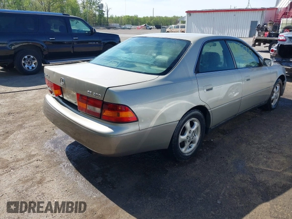 1998 Lexus ES 300 Luxury Sport Sdn with VIN JT8BF28G1W5049917, listed as a IAAI auction lot 42093778 with 331,253 mi miles. Bid and sale history available at carsss.com. Image 4.