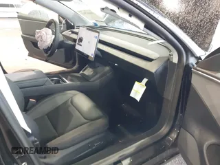 2025 Tesla Model 3 Long Range z VIN 5YJ3E1EA2SF909755, wystawiony jako IAAI lot #41667912 z przebiegiem 1 927 mil mil oraz . Historia ofert i sprzedaży dostępna na DreamBid. Obrazek 5.