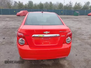 2015 Chevrolet Sonic LT z VIN 1G1JC5SBXF4179097, wystawiony jako IAAI lot #41715882 z przebiegiem 127 163 mil mil oraz . Historia ofert i sprzedaży dostępna na DreamBid. Obrazek 16.