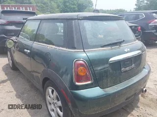 2010 MINI Hardtop z VIN WMWMF3C50ATZ60957, wystawiony jako IAAI lot #42438301 z przebiegiem 135 114 mil mil oraz . Historia ofert i sprzedaży dostępna na DreamBid. Obrazek 3.