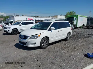 2011 Volkswagen Routan SE z VIN 2V4RW3DG3BR717540, wystawiony jako IAAI lot #42198036 z przebiegiem 134 197 mil mil oraz . Historia ofert i sprzedaży dostępna na DreamBid. Obrazek 2.