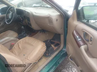 1999 Oldsmobile Bravada z VIN 1GHDT13W7X2711363, wystawiony jako IAAI lot #41294782 z przebiegiem 198 508 mil mil oraz . Historia ofert i sprzedaży dostępna na DreamBid. Obrazek 5.