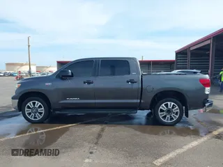 2011 Toyota Tundra z VIN 5TFEY5F14BX106229, wystawiony jako IAAI lot #42118006 z przebiegiem 96 465 mil mil oraz . Historia ofert i sprzedaży dostępna na DreamBid. Obrazek 14.