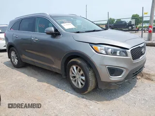 2017 Kia Sorento LX z VIN 5XYPGDA5XHG300906, wystawiony jako IAAI lot #42388050 z przebiegiem 118 037 mil mil oraz . Historia ofert i sprzedaży dostępna na DreamBid. Obrazek 1.