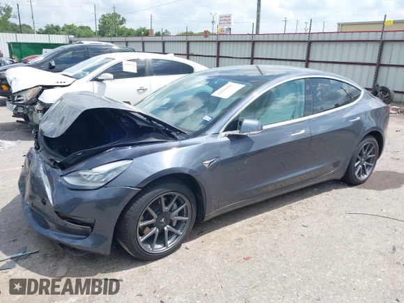 2020 Tesla Model 3 Long Range z VIN 5YJ3E1EB5LF801592, wystawiony jako IAAI lot #42096859 z przebiegiem 68 002 mil mil oraz . Historia ofert i sprzedaży dostępna na DreamBid. Obrazek 2.