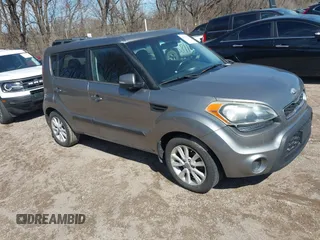 2013 Kia Soul + z VIN KNDJT2A62D7568628, wystawiony jako IAAI lot #41822763 z przebiegiem 208 550 mil mil oraz . Historia ofert i sprzedaży dostępna na DreamBid. Obrazek 1.