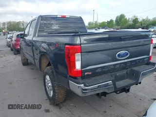 2018 Ford F-250 XL z VIN 1FT7W2B68JEC44218, wystawiony jako IAAI lot #42157081 z przebiegiem 173 909 mil mil oraz . Historia ofert i sprzedaży dostępna na DreamBid. Obrazek 3.