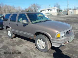 1997 GMC Jimmy SLS with VIN 1GKDT13WXV2567802, listed as a IAAI auction lot 41808103 with 118,001 mi miles. Bid and sale history available at carsss.com. Image 1.