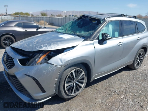 2022 Toyota Highlander XSE with VIN 5TDJZRAH8NS112035, listed as a IAAI auction lot 41840559 with 19,647 mi miles and . Bid and sale history available at DreamBid. Image 2.