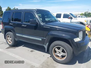 2008 Jeep Liberty Sport z VIN 1J8GN28K98W213306, wystawiony jako IAAI lot #42262242 z przebiegiem 185 794 mil mil oraz . Historia ofert i sprzedaży dostępna na DreamBid. Obrazek 1.