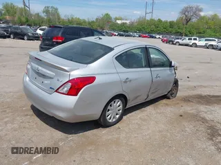 2013 Nissan Versa S Plus z VIN 3N1CN7AP8DL859478, wystawiony jako IAAI lot #42098071 z przebiegiem 107 941 mil mil oraz . Historia ofert i sprzedaży dostępna na DreamBid. Obrazek 4.