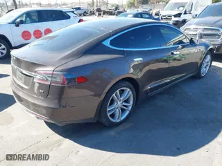 2013 Tesla Model S with VIN 5YJSA1DN4DFP19552, listed as a IAAI auction lot 41360466 with 129,806 mi miles. Bid and sale history available at carsss.com. Image 4.