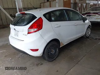 2013 Ford Fiesta S z VIN 3FADP4TJ2DM215185, wystawiony jako IAAI lot #42365480 z przebiegiem 193 072 mil mil oraz . Historia ofert i sprzedaży dostępna na DreamBid. Obrazek 4.