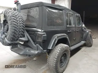 2018 Jeep Wrangler Unlimited Sahara z VIN 1C4HJXEN6JW294774, wystawiony jako IAAI lot #41573606 z przebiegiem 49 325 mil mil oraz . Historia ofert i sprzedaży dostępna na DreamBid. Obrazek 4.