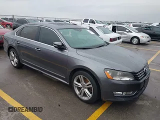 2013 Volkswagen Passat SE z VIN 1VWBN7A34DC148052, wystawiony jako IAAI lot #42423919 z przebiegiem 83 634 mil mil oraz . Historia ofert i sprzedaży dostępna na DreamBid. Obrazek 1.
