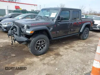 2024 Jeep Gladiator Rubicon z VIN 1C6JJTBG5RL110669, wystawiony jako IAAI lot #41694630 z przebiegiem 1 189 mil mil oraz . Historia ofert i sprzedaży dostępna na DreamBid. Obrazek 2.