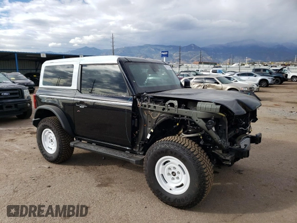 2024 Ford Bronco Heritage Edition z VIN 1FMDE4CH2RLA74426, wystawiony jako Copart lot #76751144 z przebiegiem 629 mil mil oraz Szkoda całkowita • Salvage title. Historia ofert i sprzedaży dostępna na DreamBid. Obrazek 4.